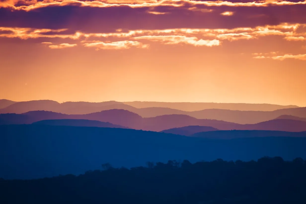 Majestic Blue Mountains: Romantic Picnic DestinationsIllustration